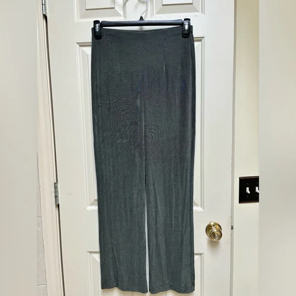 Like New! Women’s Chico’s Jumpsuit. Color Green - Picture 4 of 10